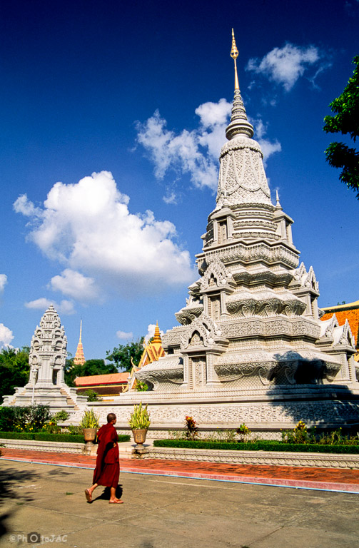 Camboya. Palacio Real de Phnom Penh. Stupa del Rey Norodom, en la Pagoda de Plata, (Templo del Buda de Esmeralda).