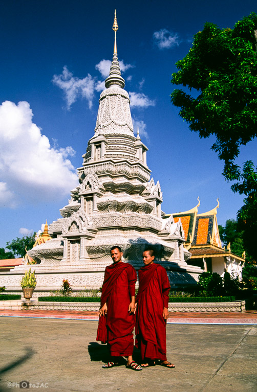 Camboya. Palacio Real de Phnom Penh. Monjes budistas en la estupa del Rey Norodom, en la Pagoda de Plata, (Templo del Buda de Esmeralda).