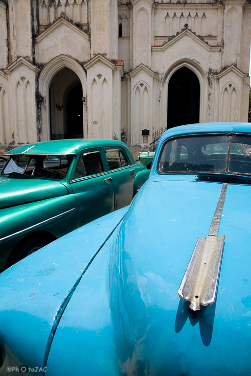 Calle y coches de la Habana ante la iglesia del Santo Ángel Custodio.