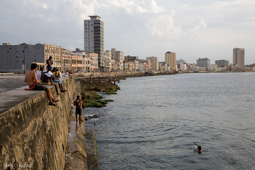Malecón de la Habana. Jóvenes bañándose al atardecer.