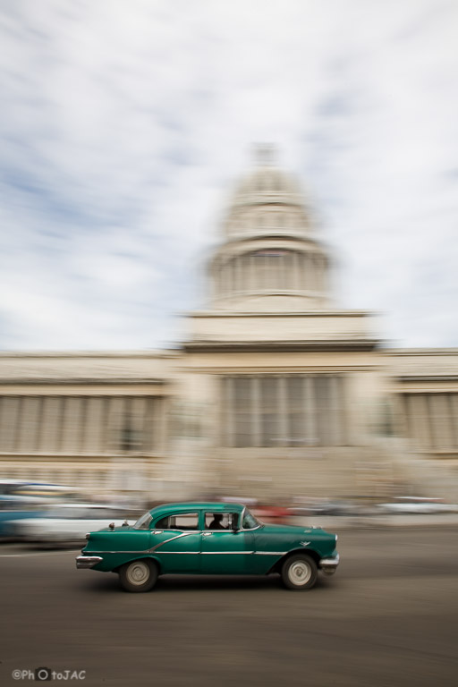 La Habana. Antiguo coche ante el Capitolio Nacional.