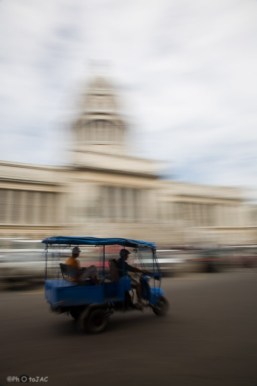 La Habana. Vehículo ante el Capitolio Nacional.