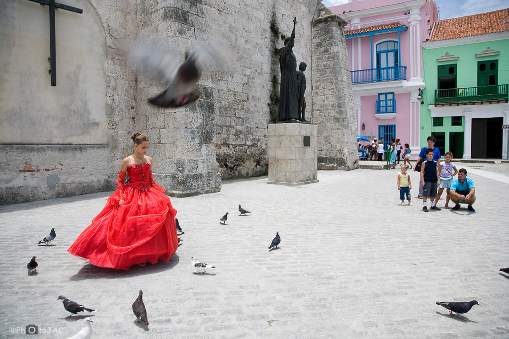 La Habana. Niña celebrando su quince cumpleaños, llamado aquí "la quinciñera". Ese día suelen llevar bonitos vestidos.