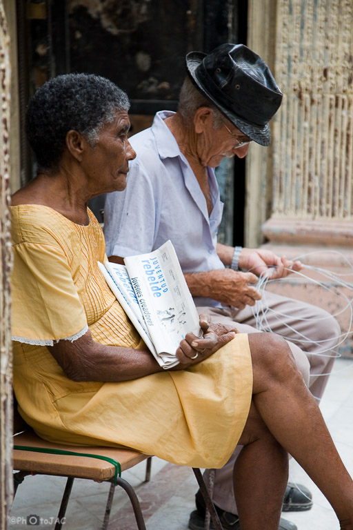 Pareja de ancianos en la puerta de su casa (Habana Vieja). Vendedora de prensa ("Juventud revelde").
