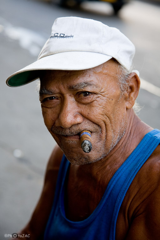 Hombre fumando un "habano". Calles de Centro Habana.