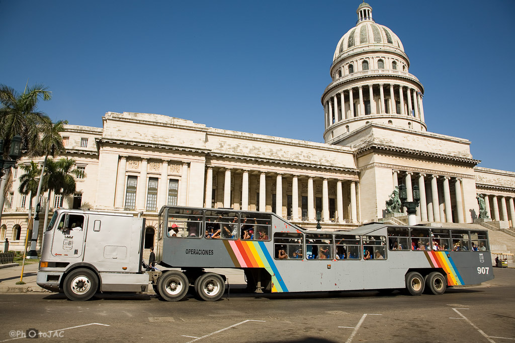 La Habana. Viejo bus "camello" repleto de viajeros, ante el Capitolio Nacional.
