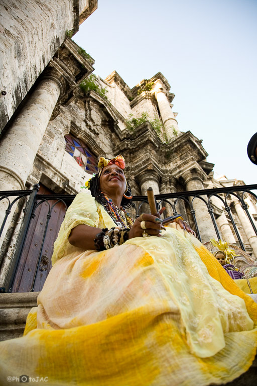 Habanera en las escaleras de la Catedral de la Habana. Fumando un habano en pipa.