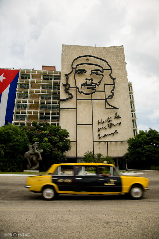 La Habana. Curioso taxi circulando por la Plaza de la Revolución.