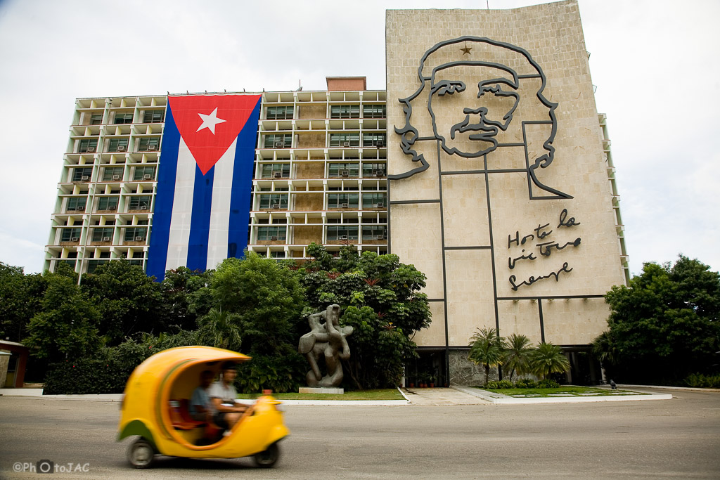 Plaza de la Revolución. Ministerio del Interior (al norte de la plaza) con enorme mural a Ernesto Che Guevara. Cocotaxi.