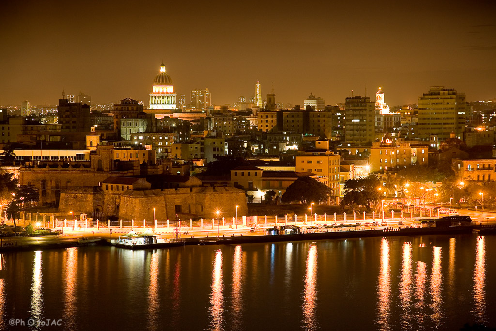 Ciudad de la Habana vista desde el Cristo de Casablanca (al otro lado de la bahía) al anochecer.