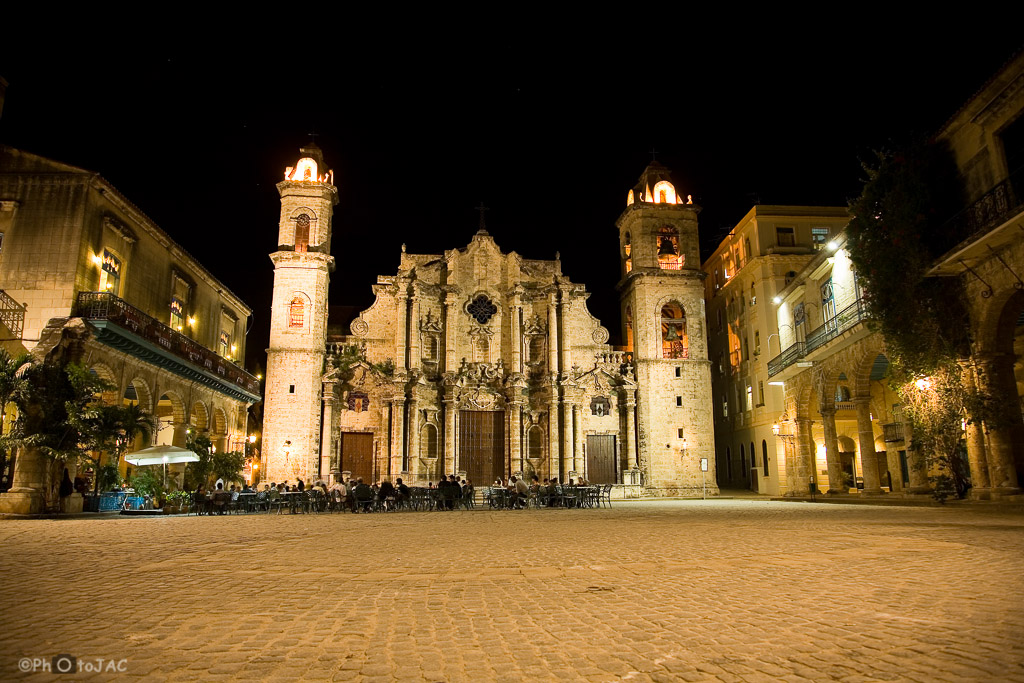 Plaza de la Catedral. Catedral de San Cristobal de La Habana. De fachada barroca y flanqueada por dos torres distintas.
