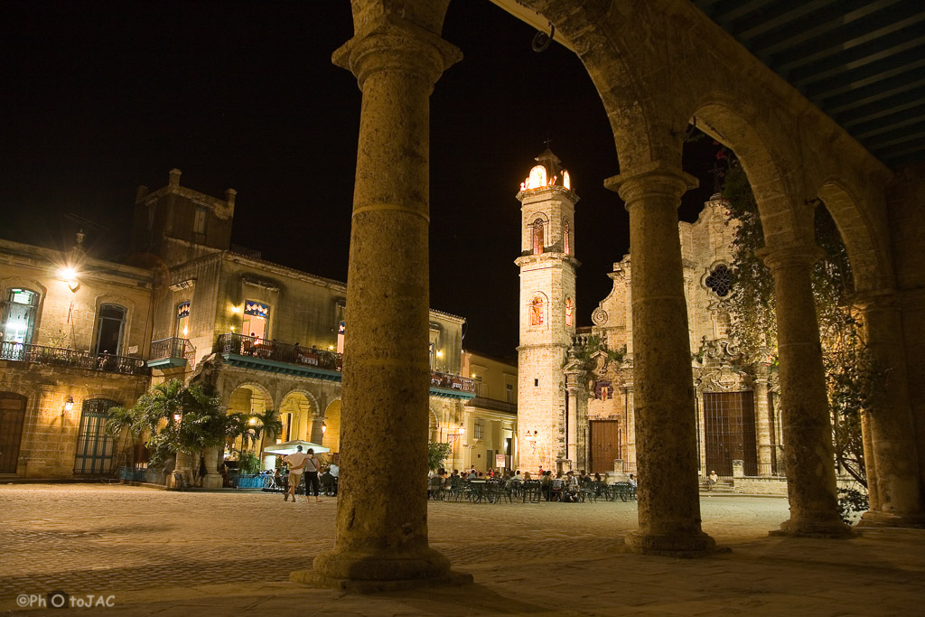 Plaza de la Catedral. Catedral de San Cristobal de La Habana. De fachada barroca y flanqueada por dos torres distintas (sólo aparece la de la izquierda).