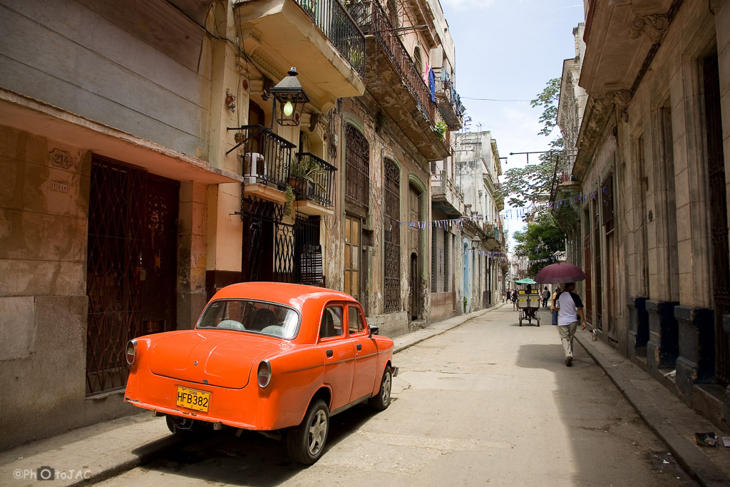 Calles de la Habana Vieja. Vehículo antiguo en primer plano.