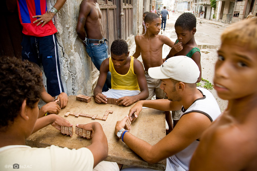 La Habana. Jóvenes jugando al dominó.