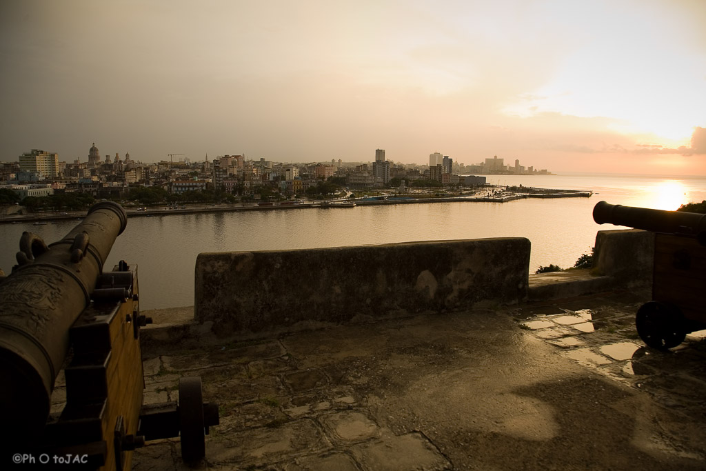 Atardecer en la Habana desde la Fortaleza de "El Morro", al otro lado de la bahía.