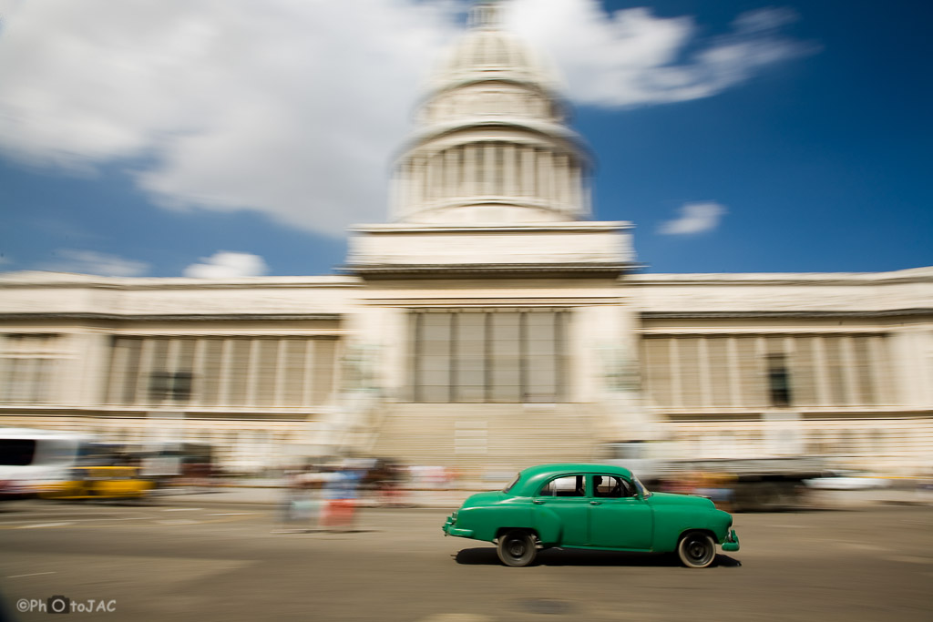La Habana. Antiguo coche ante el Capitolio Nacional.