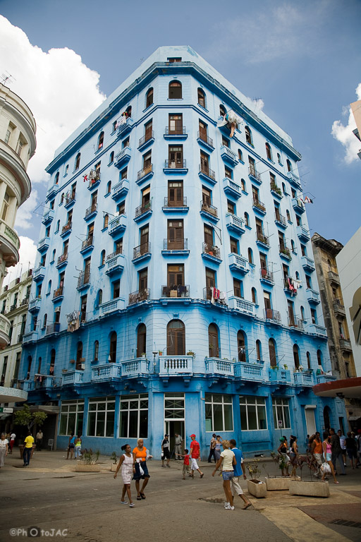 La Habana. Edificio azul peculiar.