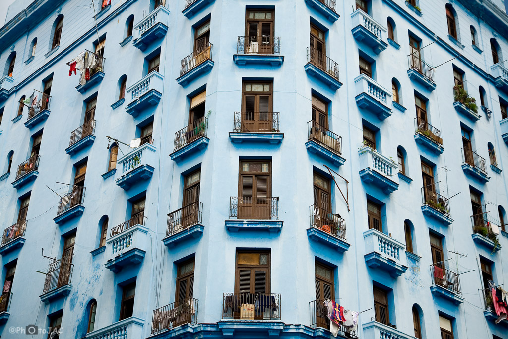 La Habana. Edificio azul peculiar.