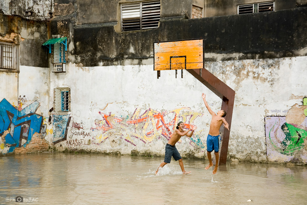 La Habana. Dos jóvenes jugando tras un chaparrón.