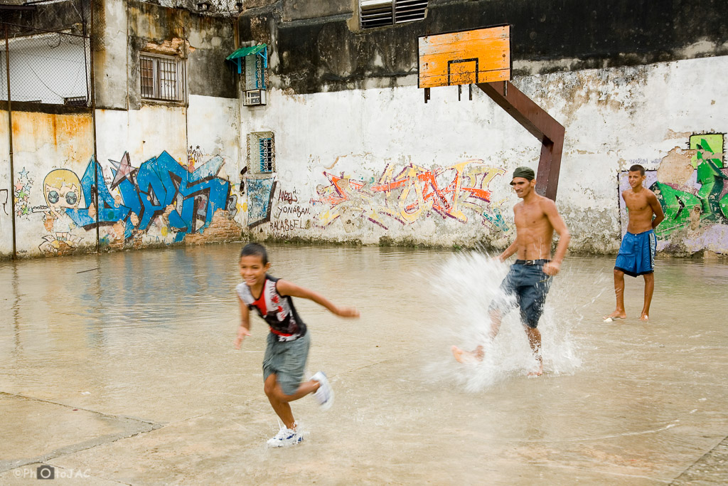 La Habana. Jóvenes jugando tras un chaparrón.