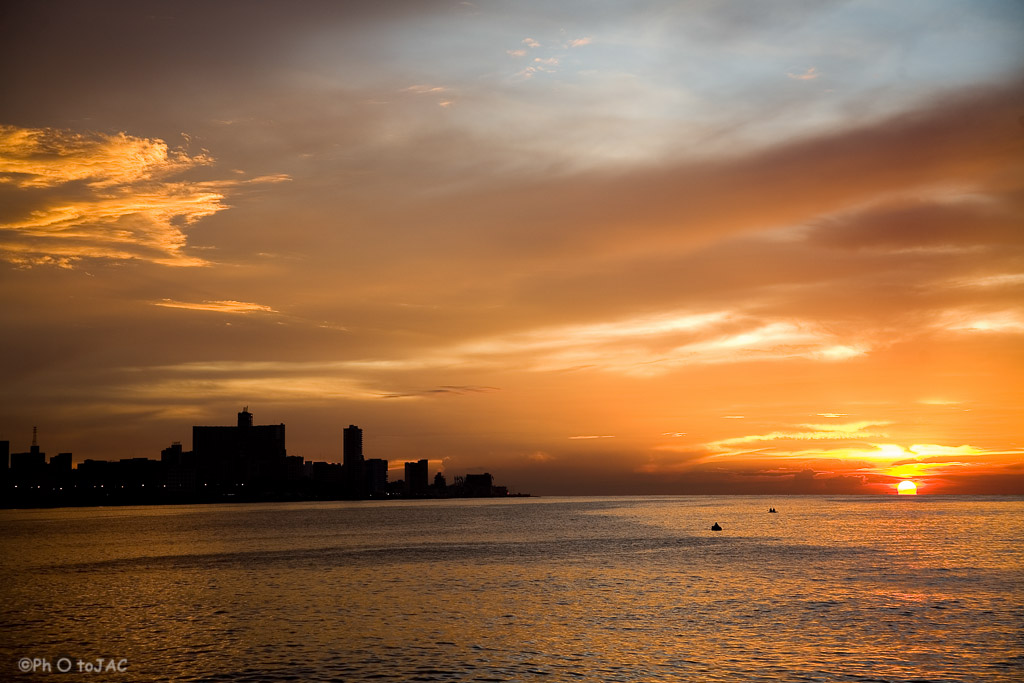La Habana. Puesta de sol desde el malecón.