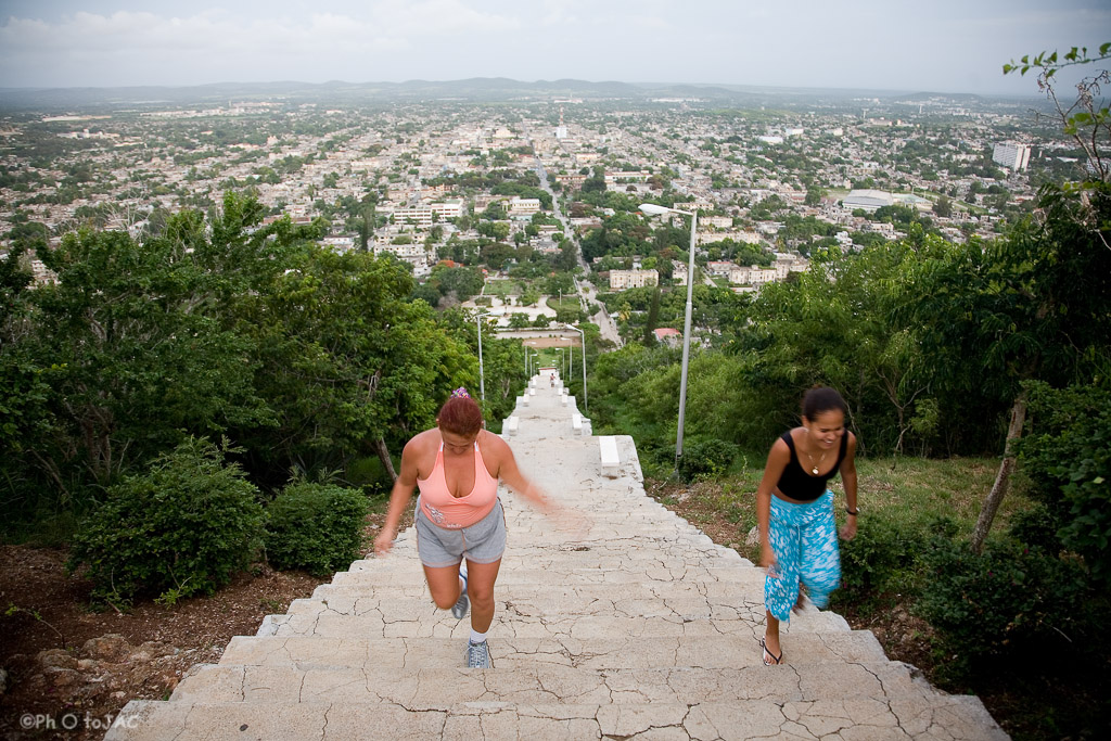 Holguín. Dos mujeres finalizando la larga escalera que sube por la Loma de la Cruz.