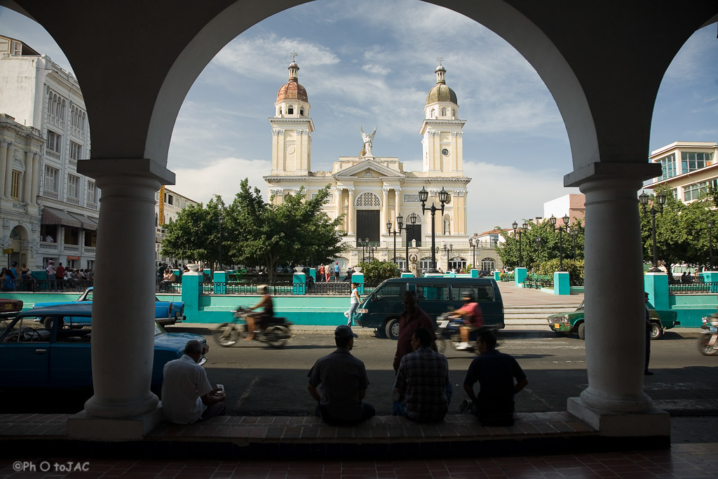 Santiago de Cuba: Parque Céspedes y Catedral de Nuestra Señora de la Asunción al fondo. Imagen tomada desde los soportales del Ayuntamiento.