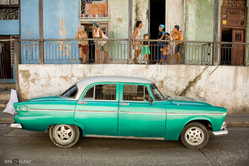 Santiago de Cuba. Automóvil antiguo en una calle del centro de la ciudad.