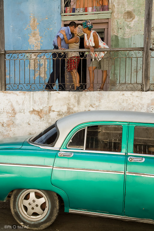 Santiago de Cuba. Automóvil antiguo en una calle del centro de la ciudad.