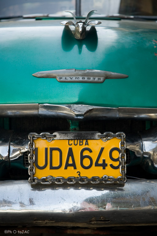 Santiago de Cuba. Automóvil antiguo marca Plymouth en una calle del centro de la ciudad.