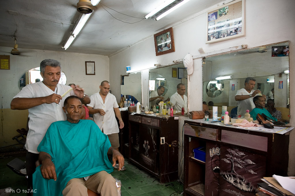 Santiago de Cuba: Peluquería/barbería en una calle céntrica