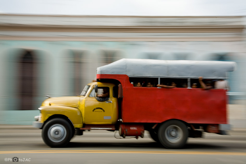 Santiago de Cuba. Camión utilizado para el transporte de pasajeros.