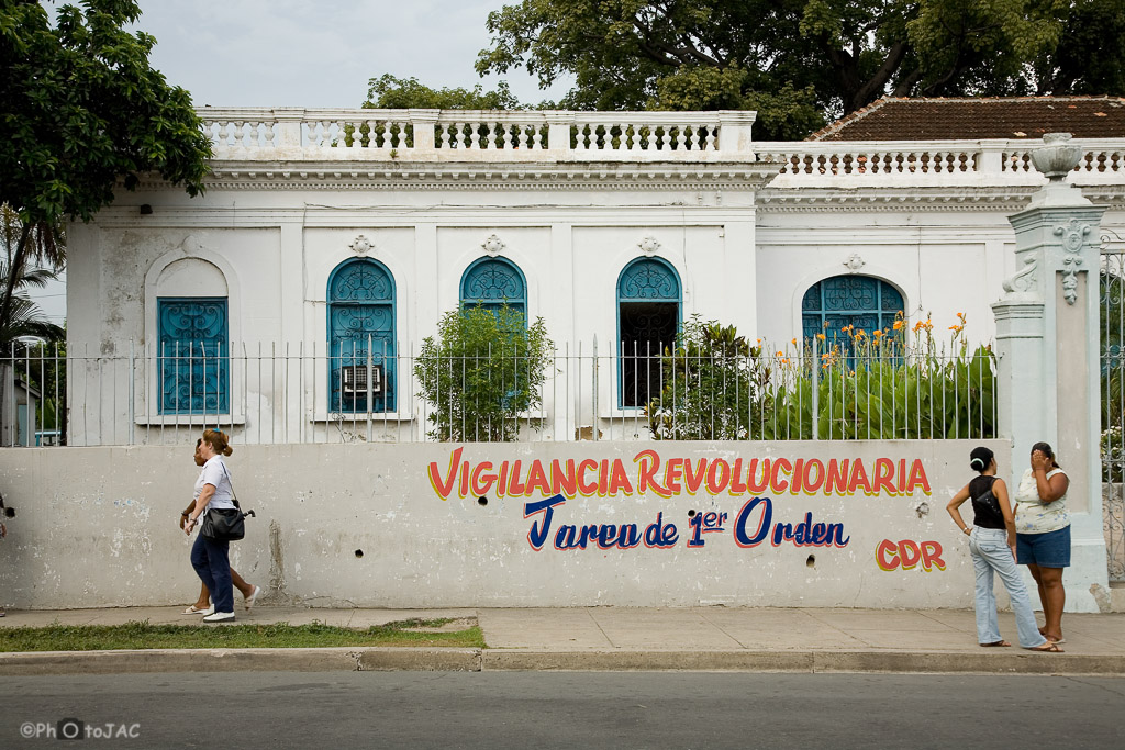 Santiago de Cuba. Cartel de un "CDR" ("Comité para la Defensa de la Revolución")