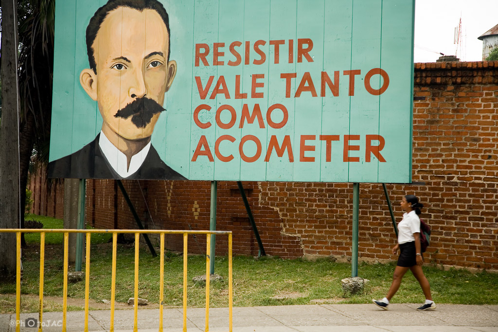 Santiago de Cuba: Cartel revolucionario con un retrato de José Martí.
