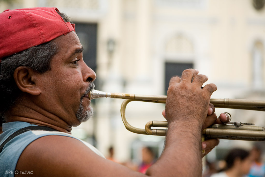 Santiago de Cuba. Músico tocando la trompeta.