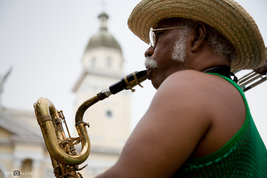 Santiago de Cuba. Músico tocando el saxo en el Parque Céspedes, con la Catedral de Nuestra Señora de la Asunción al fondo.