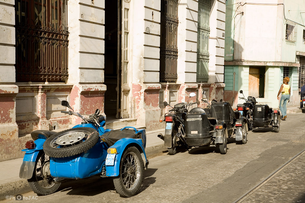Santiago de Cuba. Motos antiguas con sidecar.