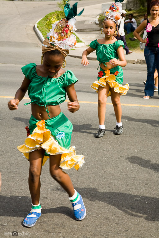 Santiago de Cuba: Niña desfilando en las comparsas infantiles del Carnaval de Santiago.