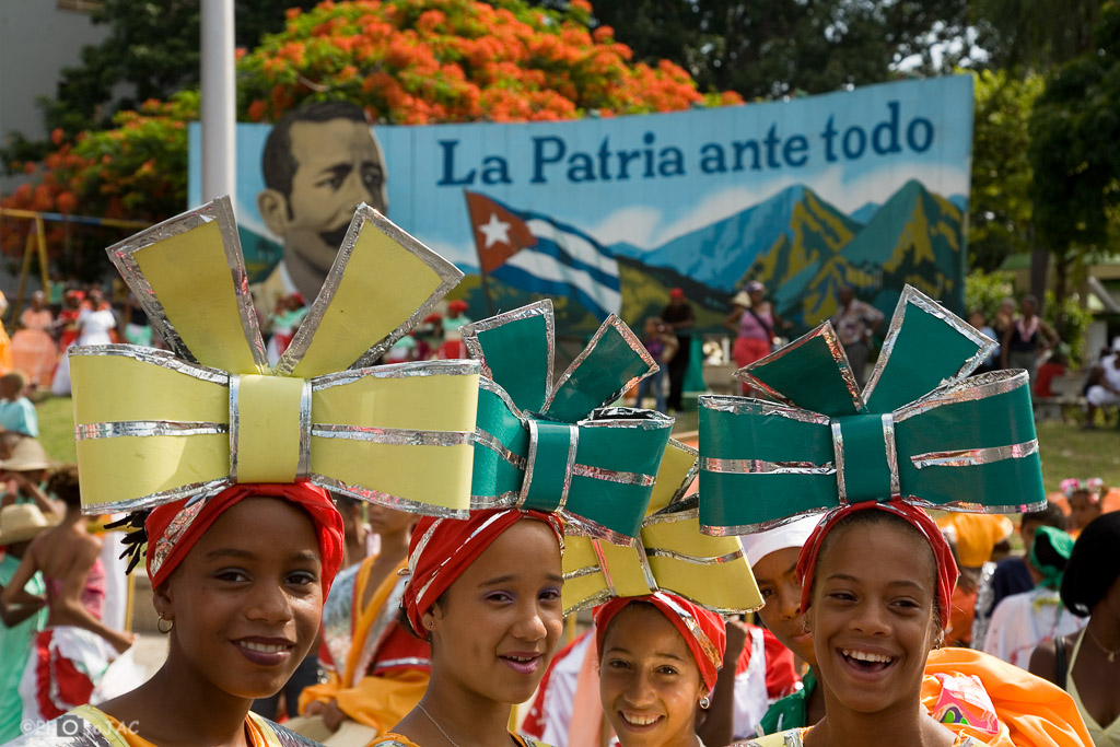 Santiago de Cuba. Niñas desfilando en las comparsas infantiles del Carnaval de Santiago, con un cartel de José Martí al fondo.