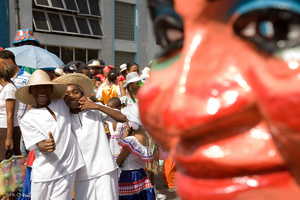 Santiago de Cuba. Niños vestidos para desfilar en las comparsas infantiles del Carnaval de Santiago. Un "cabezudo" en primer término.
