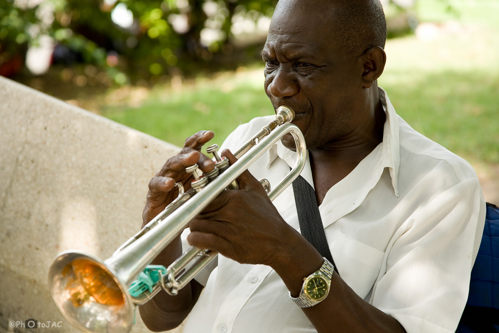 Santiago de Cuba. Músico tocando la trompeta.