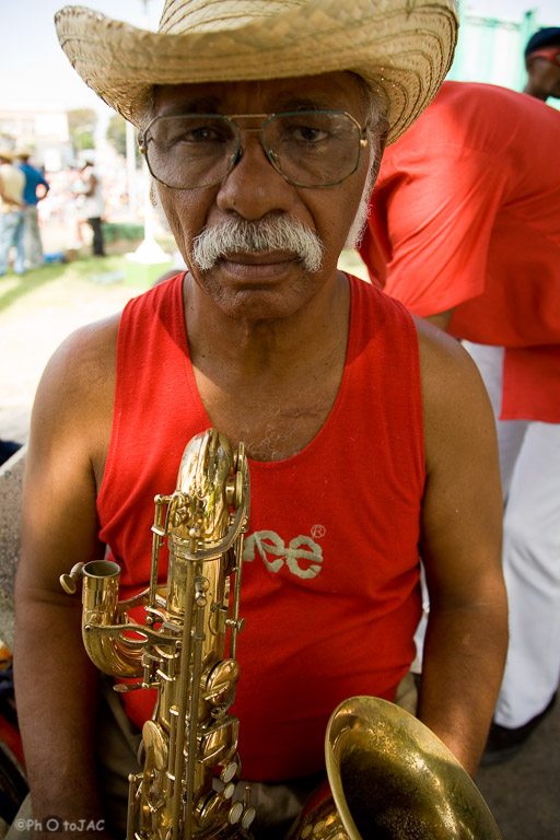 Santiago de Cuba: Músico preparado para tocar el saxo durante las comparsas del carnaval infantil.