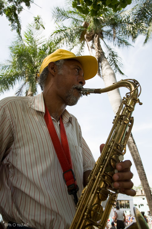 Santiago de Cuba: Músico tocando el saxo durante las comparsas del carnaval infantil.