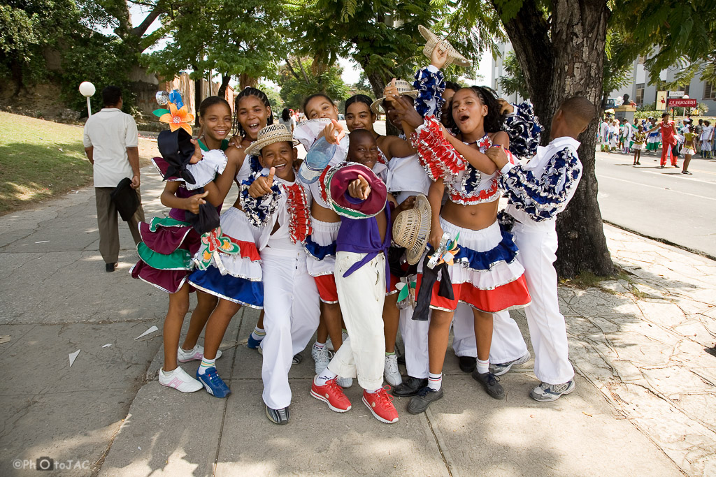 Santiago de Cuba. Niños vestidos para desfilar en las comparsas infantiles del Carnaval de Santiago.