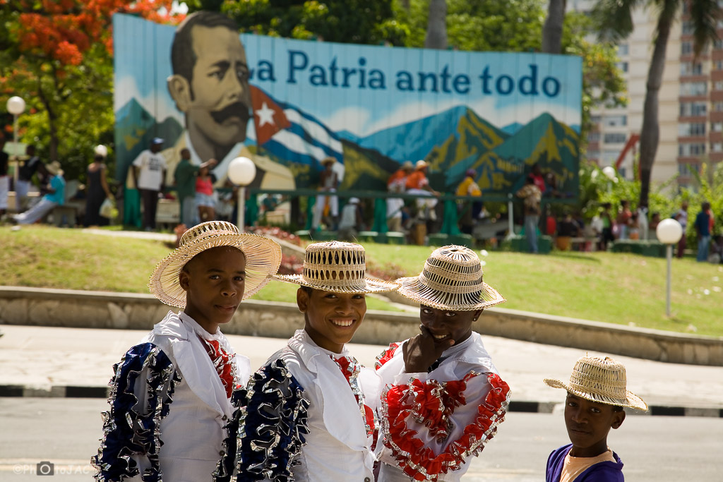 Santiago de Cuba. Niños preparados para desfilar en las comparsas infantiles del Carnaval de Santiago. Al fondo un cartel de José Martí.