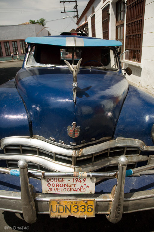 Santiago de Cuba. Automóvil antiguo (Dodge Coronet de 1949) en una calle del centro de la ciudad.