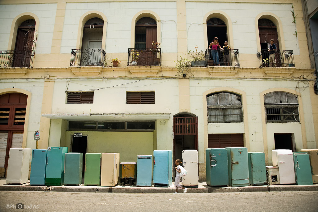 Santiago de Cuba. Sustitución de antiguas neveras rusas.