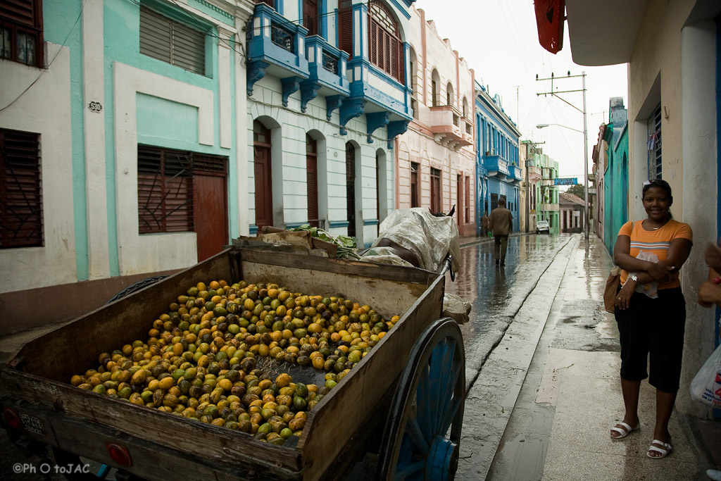 Santiago de Cuba: Venta de limones en la céntrica Calle Heredia tras la lluvia.