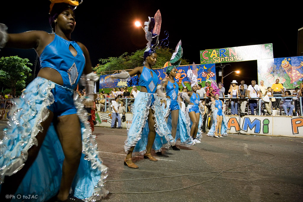 Santiago de Cuba. Comparsa desfilando en el Carnaval de Santiago.