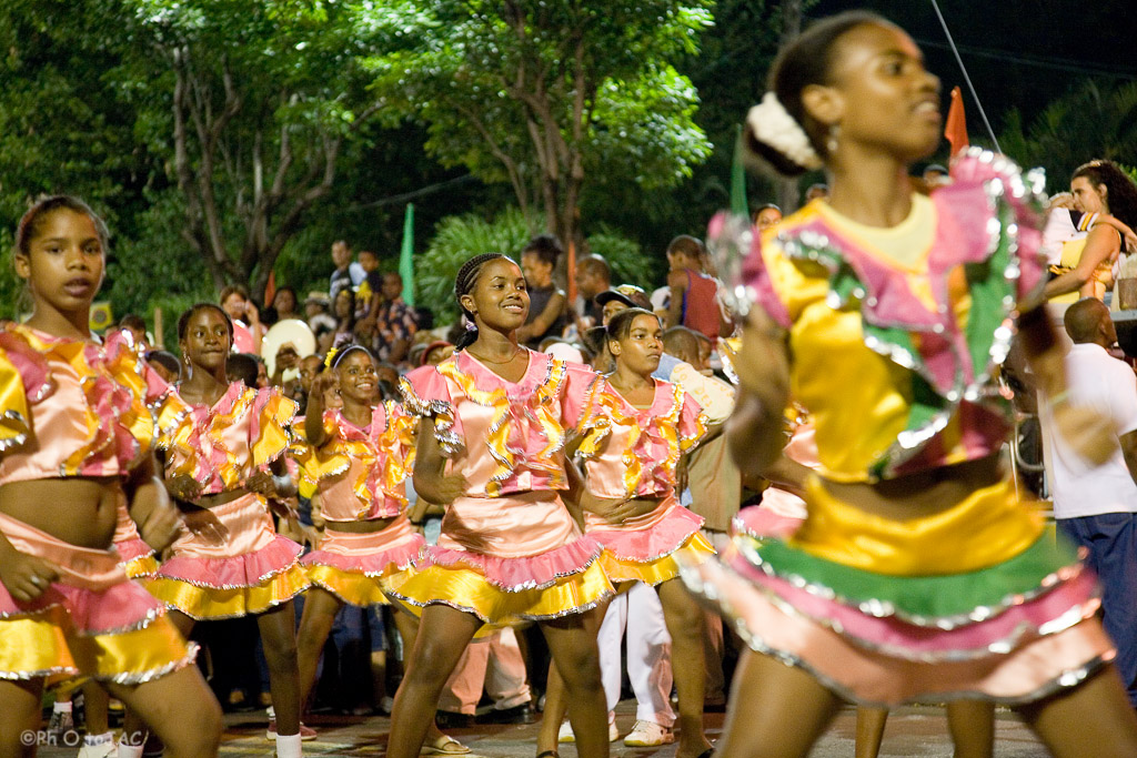 Santiago de Cuba. Comparsa desfilando en el Carnaval de Santiago.